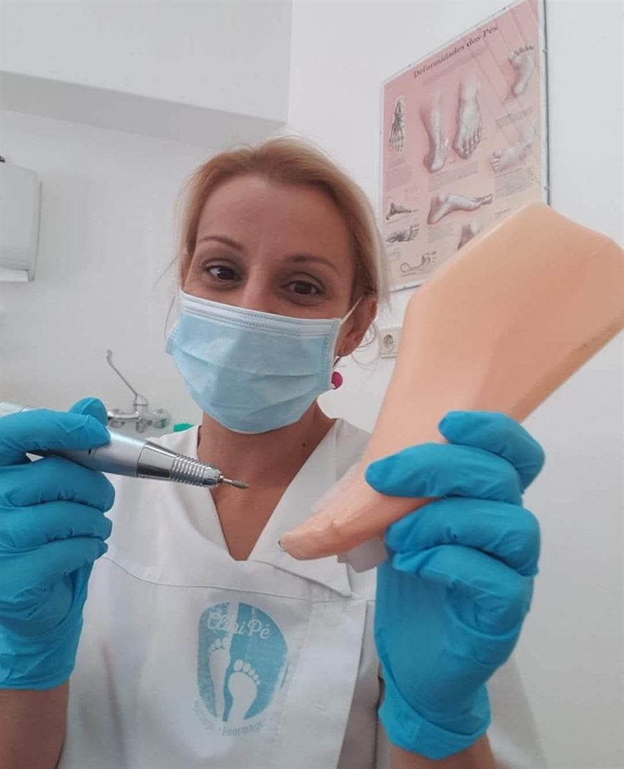 A Enf.ª Sandra Pita com um modelo anatómico do pé
